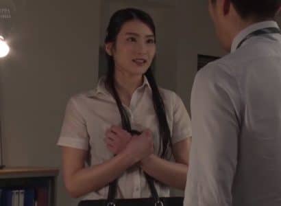 Cơn bão bất ngờ, nữ nhân viên kẹt lại văn phòng với sếp